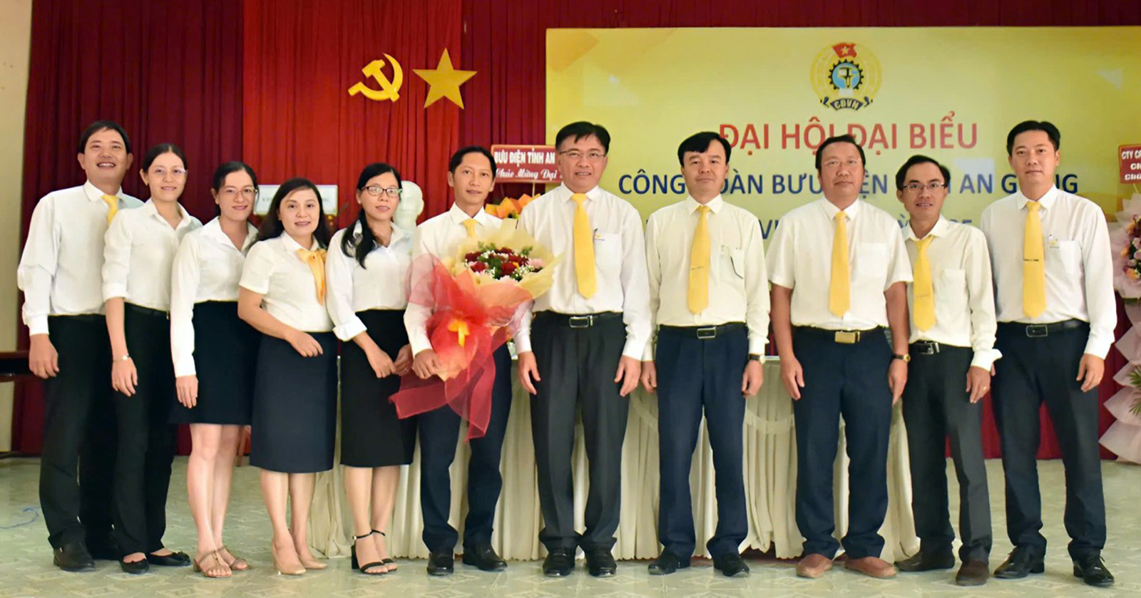 Giám đốc Bưu điện tỉnh An Giang Hồ Thanh Long (thứ 5, phải qua) tặng hoa chúc mừng Ban Chấp hành Công đoàn Bưu điện tỉnh khóa VI. 